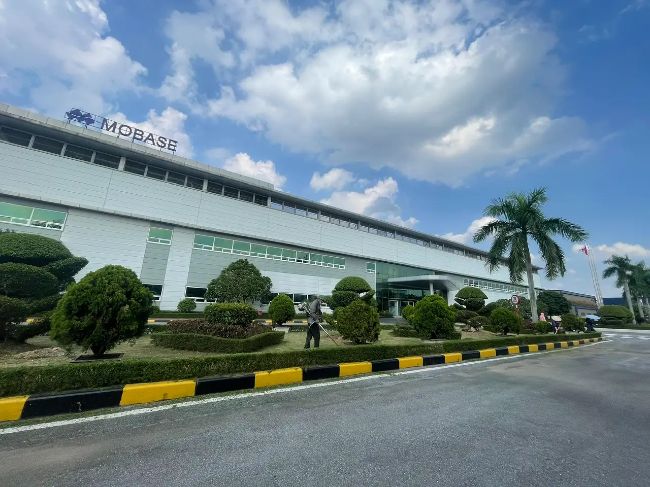 Chăm Sóc Khuôn Viên Cãy Xanh Công Ty Mobase – KCN Yên Phong